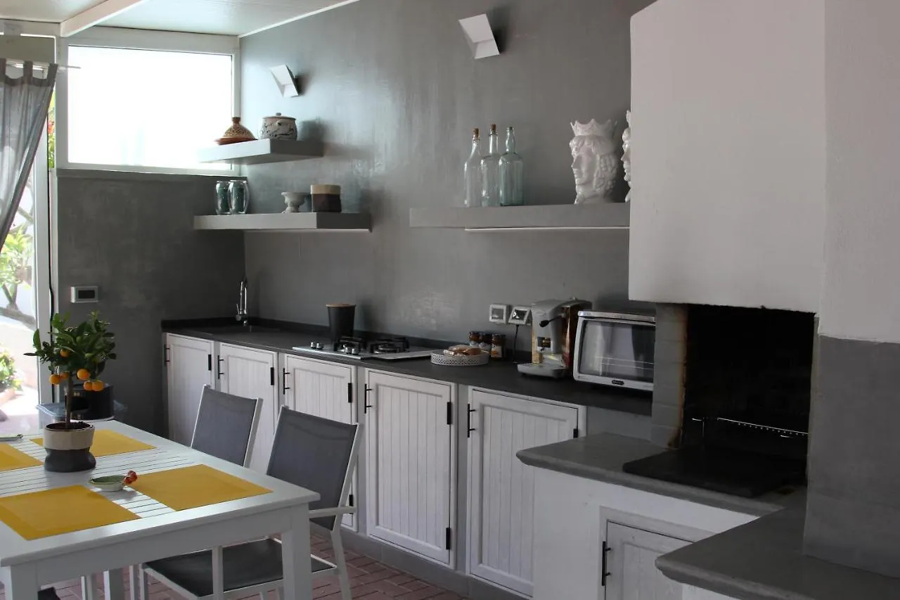 La Casa Del Viaggiatore Milazzo 0*,